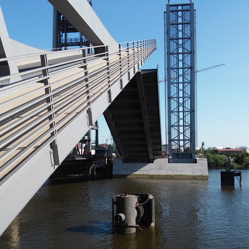 Dual-arm bascule bridge over a river