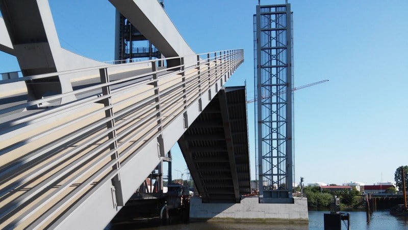 Geöffnete Retherbrücke im Hamburger Hafen