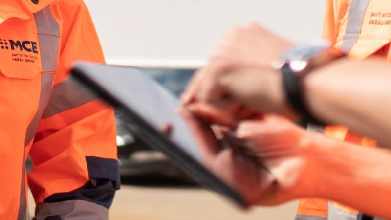 Technische Angestellte der MCE GmbH mit Tablet