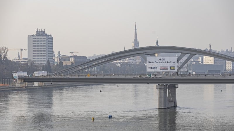 Seitenansicht der neuen Donaubrücke